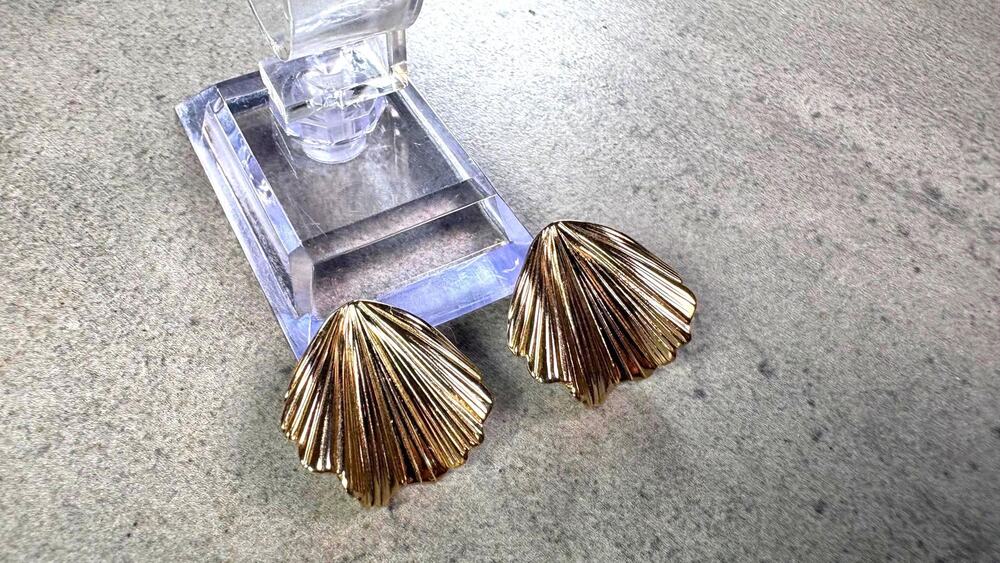 Vintage Gold Tone Seashell Clip On Earrings 1 Inch 80s 90s Scallop Shell Beach